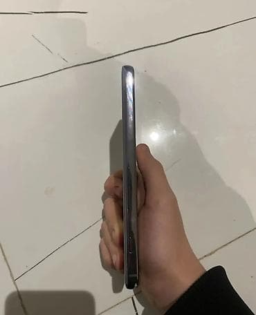 qulaqcıqlar: Məhsul: Smartfon (metal çərçivəli, boz/gümüş ton) Xüsusiyyətlər: - — 3