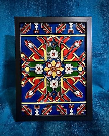 Milli ornament motivləri ilə hazırlanmış dekorativ əl işi vitraj