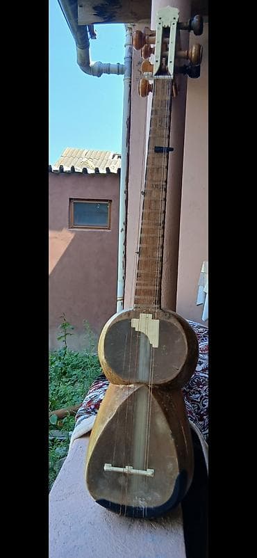 Tar – Azərbaycan milli simli musiqi aləti - Korpus: iki hissəli armud
