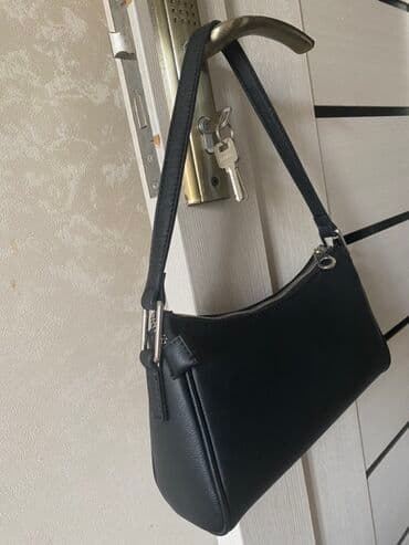 nike tech: Zərif qara rəngli çiyin çantası. Bu kompakt aksesuar gündəlik istifadə — 2