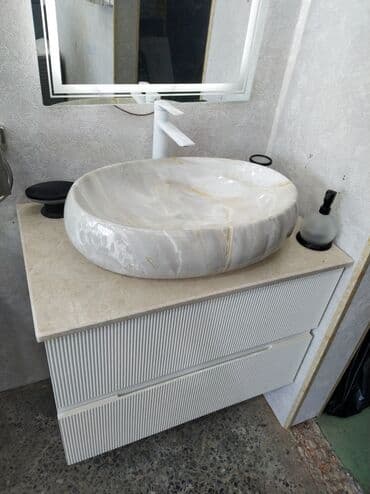 Beton və beton məmulatları: Ağ rəngdə olan, iki çekmeceli dolab üzərində yerləşən dairəvi, mərmər — 1