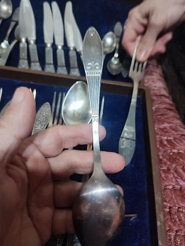 bicaq sekilleri: Klassik stolüstü dəst – gümüşü rəngli süfrə ləvazimatları və şüşə — 2