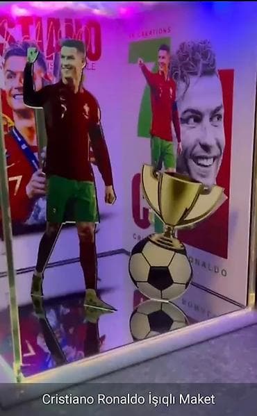 idmana aid şəkil: Şəffaf akril qutuda, daxili işıqlandırması olan futbolçu Osimehnin — 5