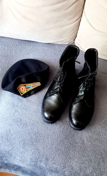 cüzdanlar: Növbə rəisinin nişanları və Azərbaycan gerbi ilə qara rəngli kişi — 2