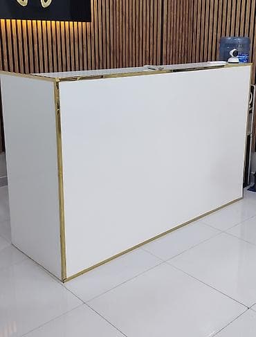 Ağ rəngdə resepsiyon/qarşılama stolu - Minimalist dizayn: hamar ağ ön — 1