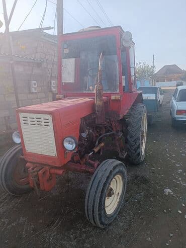 Qırmızı rəngli təkərli kənd təsərrüfatı traktoru - Kabinəli, geniş