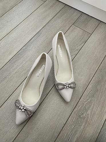 Tuflilər: Ağ rəngli dəbli qadın tufliləri - Klasik sivri burun dizaynı - Üst — 1