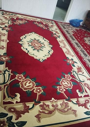 Qırmızı rəngli böyük xalça - Dizayn: Krem çərçivəli, güllü klassik