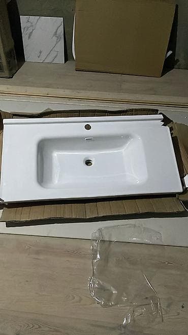 çanaq: Hamam üçün güzgü və lavabodan ibarət dəst yenidir usta işlərkən — 3