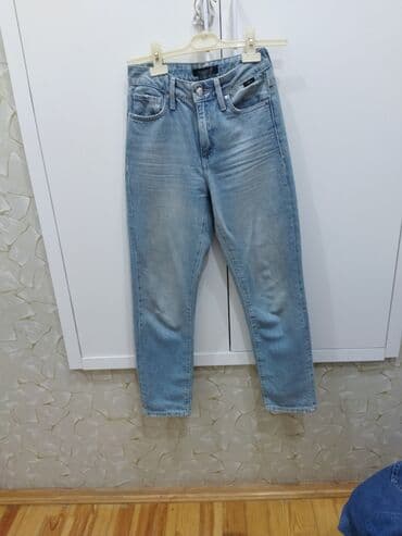 cins qadın jiletkaları: Qadınlar üçün müxtəlif model və rəngdə cins şalvarlar dəsti. hamısı — 2