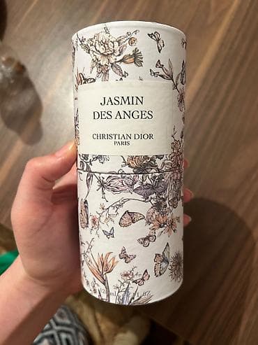 Kosmetika: Zərif və qadınsayağı çiçək ətiridir. Bu ətirin əsas notu yasəməndir — 3