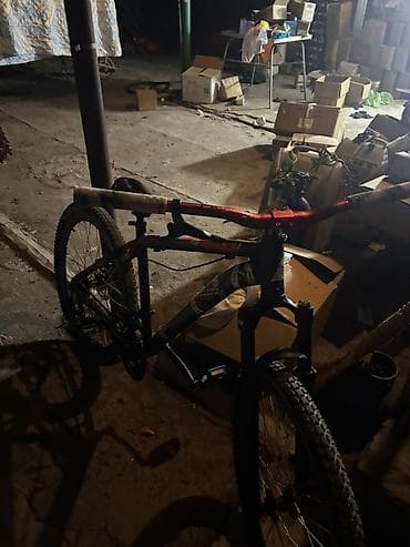 matorlu velosebet: Dağ və şəhər sürüşləri üçün uyğun velosiped. Dizaynı qara-qırmızı rəng — 3