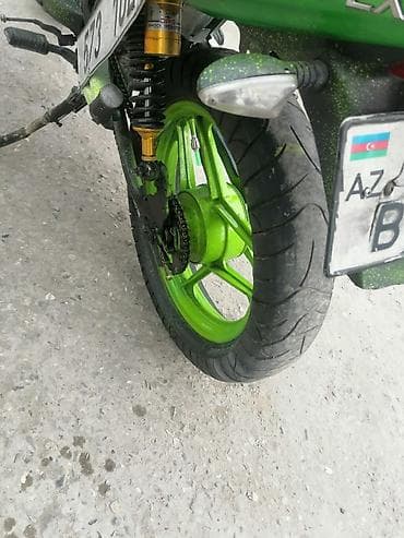 mopet elektrik: Yaşıl-qara rəng sxemində tüninq edilmiş yol motosikleti — 8