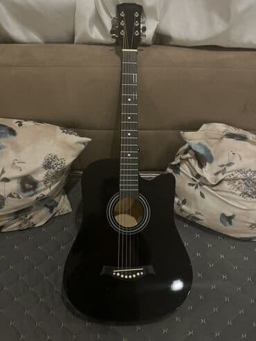 Tam qara rəngdə akustik gitara. Kəsik korpusu yuxarı fretlərə rahat lalafo.az -da Tam qara rəngdə akustik gitara. Kəsik korpusu yuxarı fretlərə rahat