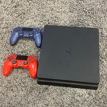 ps4 silm: Şəkildəki PS4 slim 1tb ideal, plombu üzərində, 2 orijinal pult +türk — 1