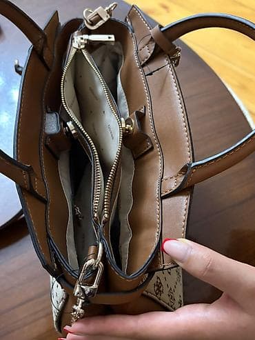 u2 pro: GUESS qadın çantası - Model: mini/orta ölçülü top-handle çanta, ön — 4
