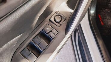 bmw s1000rr qiyməti: Toyota RAV4 – ağ rəngli, modern dizaynlı krossover/SUV. Xarici: - — 4