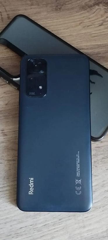 Redmi smartfon - Korpus: mat tünd gövdə, arxa tərəfdə Redmi loqosu