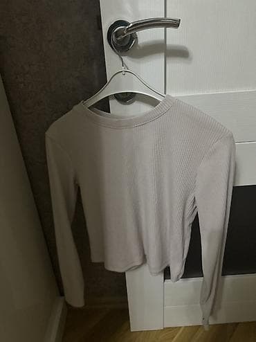 Uzunqol qadın bluzası - Rəng: açıq bej/boz ton - Dizayn: sadə