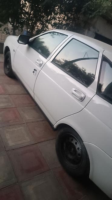 sukan satisi: Ağ rəngli 4 qapılı sedan/hb (Lada Priora tipli). - Kuzov: ağ, arxa və — 1