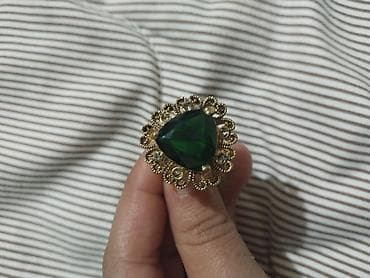 Zərif bəzəkli qadın üzüyü - Üzərində iri, damla formalı tünd-yaşıl