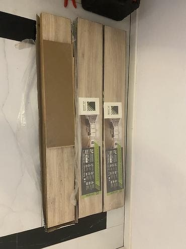 Döşəmə: Laminat döşəmə taxtaları – ağac teksturalı, açıq-bej/boz ton. Qutulu — 1