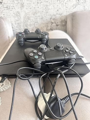 игровая консоль: Ps4 2 pultu və içində oyunları var — 2