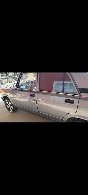 07 maşin: VAZ 2107, boz rəng, 4 qapılı sedan. Klassik “07” dizaynı, xrom — 1