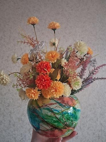 Rəngarəng vazada dekorativ süni güllər kompozisiyası - Tərkib