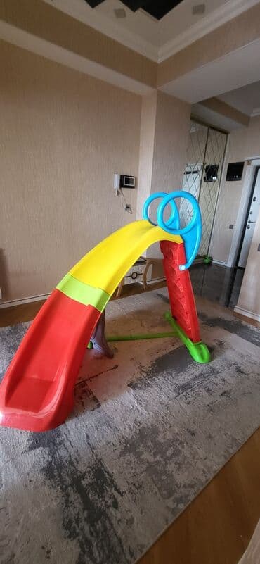 Uşaq üçün plastik sürüşkən - Rəngarəng dizayn: sarı təpə, yaşıl keçid