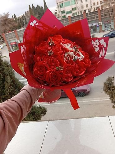 qızılgül haqqında məlumat: Qırmızı güllərdən buket - Tərkib: parlaq qırmızı güllərdən sıx — 1