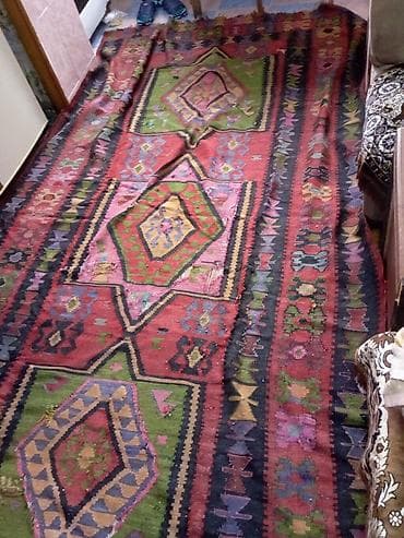 Döşəmə: Kilim xalça - Naxış: Mərkəzdən uzanan böyük romb motivləri, iki yan — 2