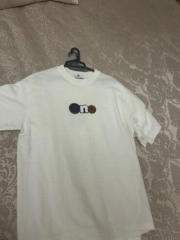 xiaomi mi band 8: Yuvarlaq yaxalı və qısa qollu ağ rəngli uniseks köynək. Köynəyin ön — 1