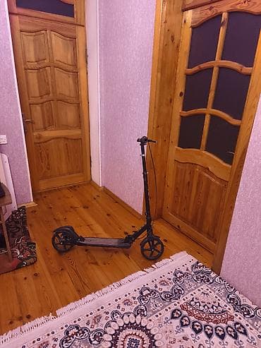 Dəbilqələr: Şəhər nəqliyyatı üçün yığcam və praktik kick skuter. Xüsusiyyətlər: - — 7