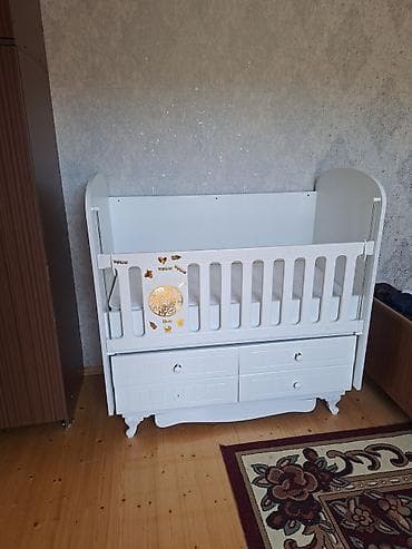 Ağ rəngli uşaq beşiyi – matrasla birlikdə. Xüsusiyyətlər: - Material