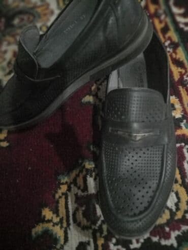 klassik ayaqqabi: Ayaqqabi 42 razmer 60m alinib .1defe geyilib.20m satilir — 1