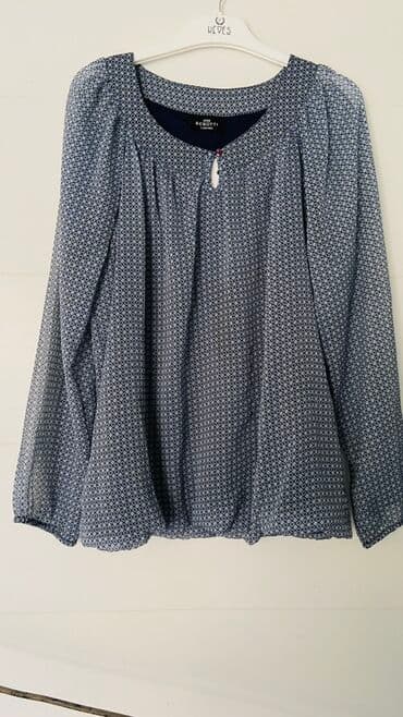 Mavi tonlarda naxışlı, uzunqol qadın bluzası. Kvadrat formalı yaxa