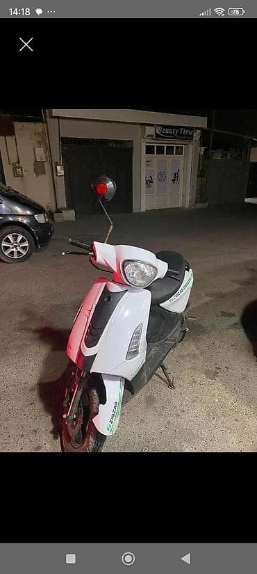 traktor motoru: Şəhər daxili sürüş üçün praktik skuter. Xüsusiyyətlər: - Korpus — 1