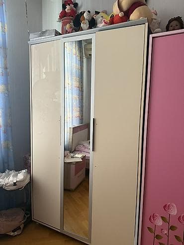 balta: Üç qapılı paltar şkafı
Uzerinde sadece naklerykanin kleyi var
Biraz — 1