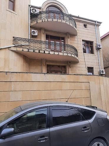 vila evler: T. Əliyev küçəsində. Mülkiyyətdə 650m² olan. 7 sotda 4mərtəbəli 8 — 2