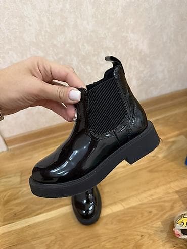 Детская обувь: Zara ботинки 
В идеальном состоянии 
Размер 30
Цена 15 — 4