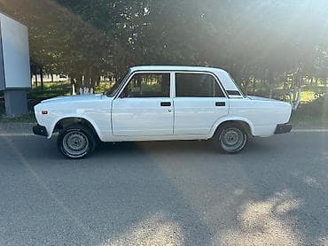 w202 radiator: VAZ 2107, ağ rəng, sedan kuzov Texniki xüsusiyyətlər: - Benzin — 4