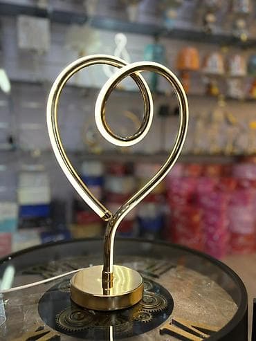 isti doseme: LED masa lampası – ürək formasında dekorativ işıq - Dizayn: Qızılı — 1