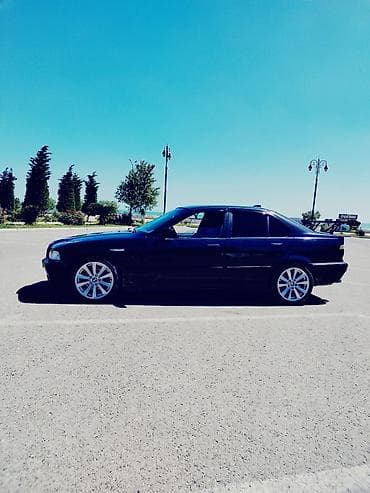 BMW sedan – idman üslublu tüninqlə - Korpus: qara rəngli 4 qapılı — 5