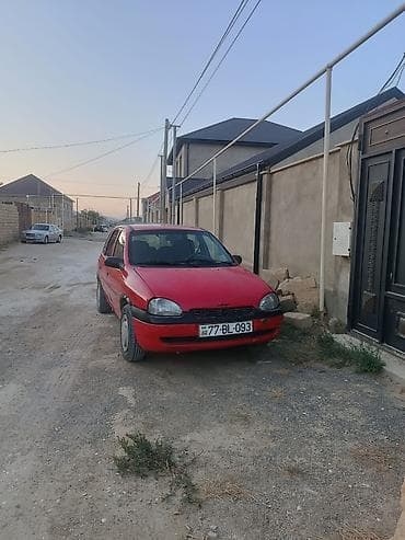 ferrari satilir: Qırmızı rəngli şəhər avtomobili – 5 qapılı hatchback. otur sur — 2