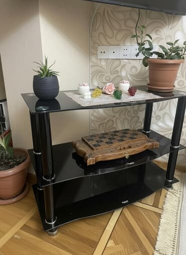 qar qizi: Düz TV altlığı, Polkalı, Şüşəli — 2