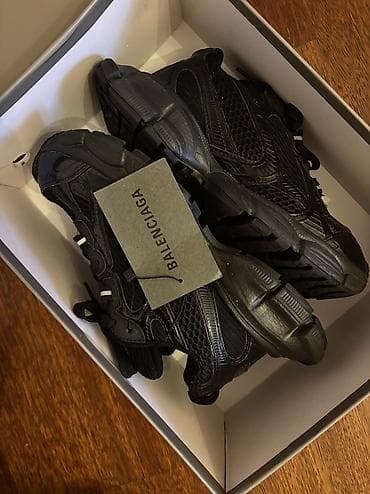 krosofka: Balenciaga 3XL
Состояние новое,размер указан 37,на ногу 23,5 см — 2