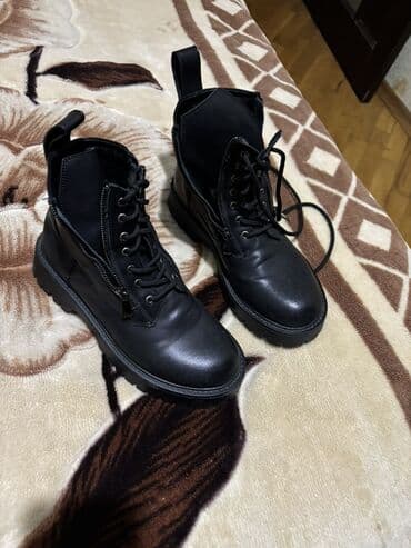 Botinkalar: Qara rəngli dəri üslubunda bağcıqlı uniseks botlar - Model — 2