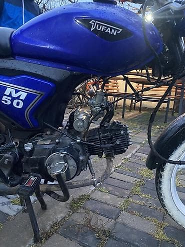 suktur: Moped/motosiklet – mavi rəngdə, yüngül çərçivə və dar oturacaqla şəhər — 6