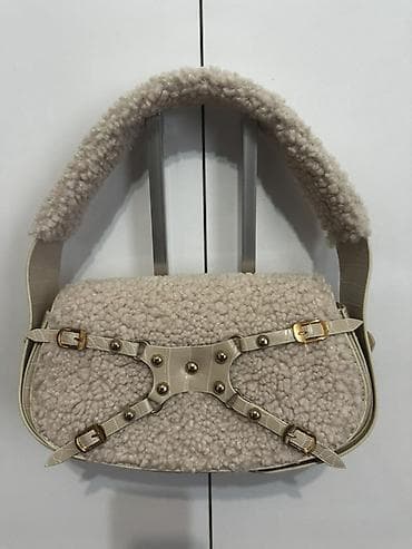 - Qadın çantası, kürk effektli parça ilə - Rəng: bej/krem - Forma